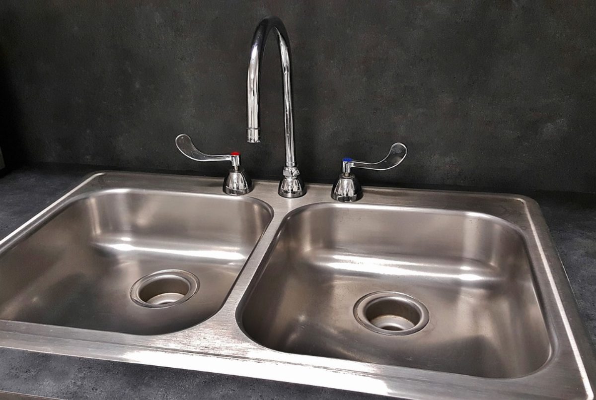 https://saniprofessional.com/wp-content/uploads/2020/03/kitchen-sink-1200x806.jpg